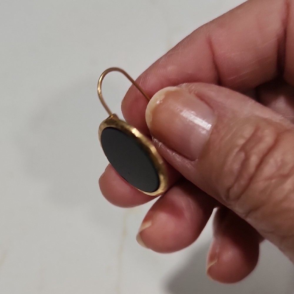 Elegant Black and Gold Earrings with Textured Frames - Picture 3 of 5